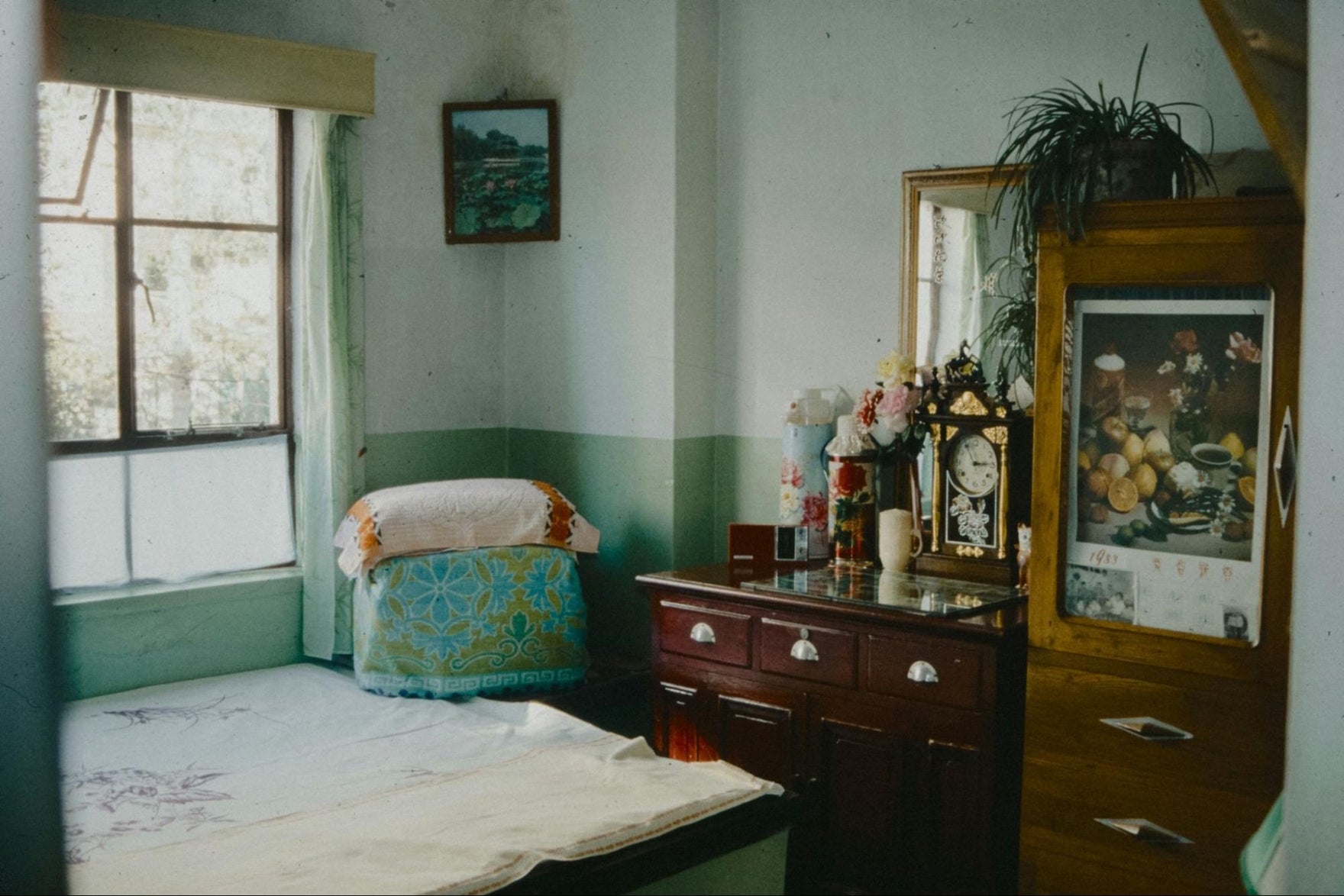 Image of a cosy cottage-like bedroom.
