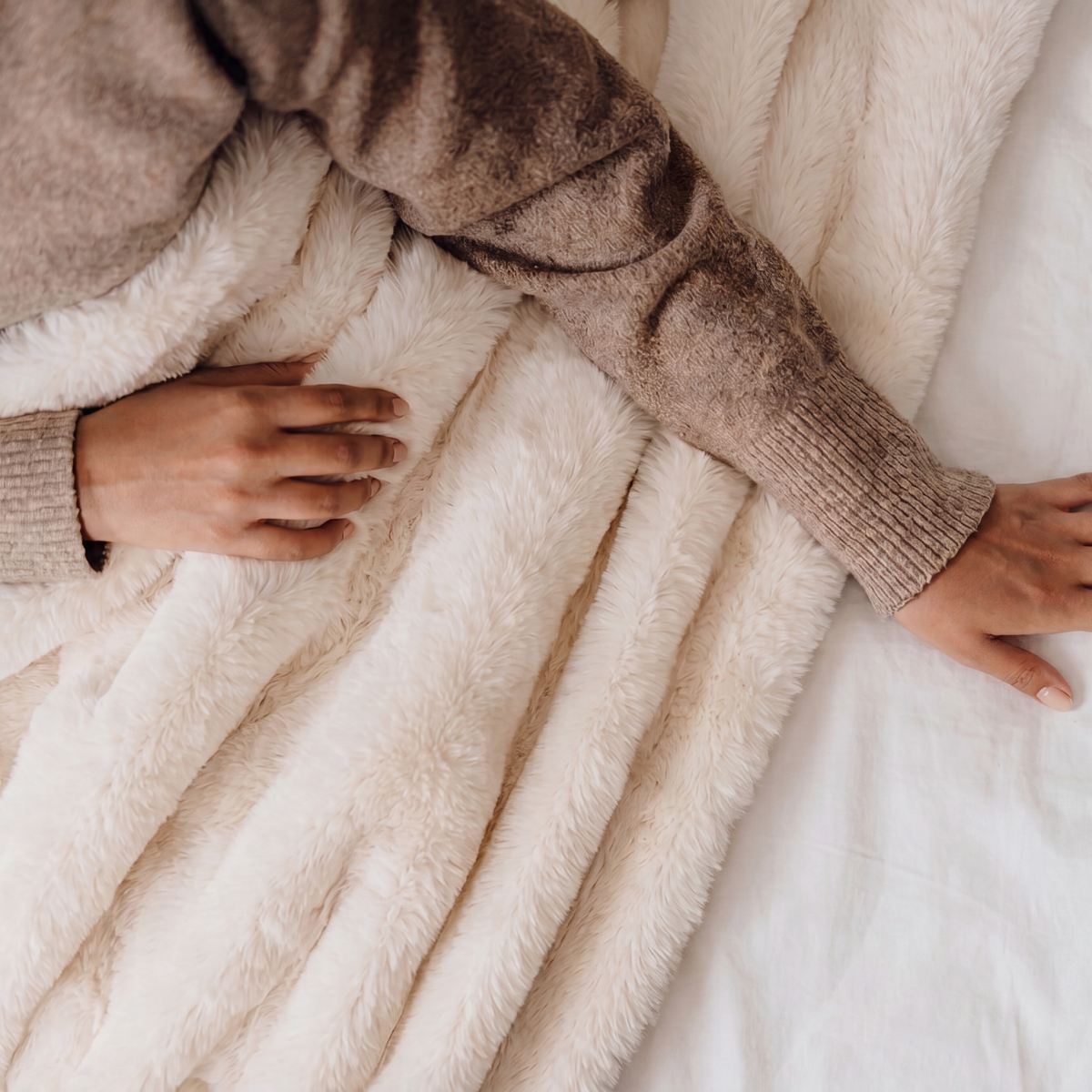 Hygge Days Luxury Faux Fur Warming Throw - Arctic Fox